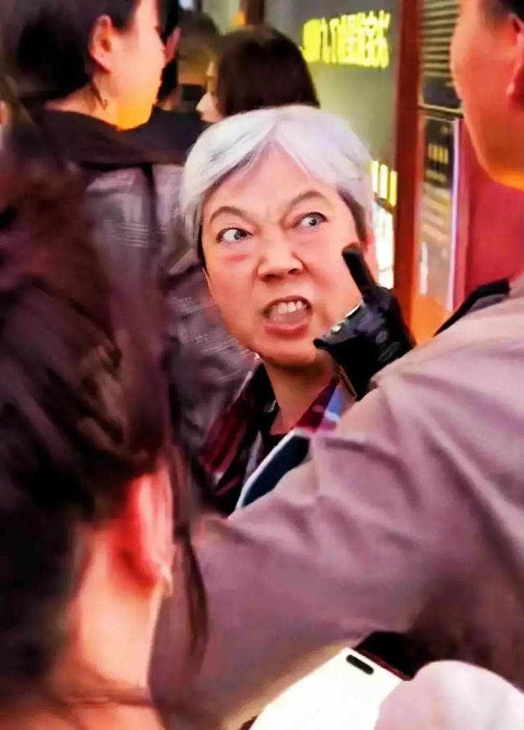 抓紧机会赚钱!插队女微博收获众多赞赏