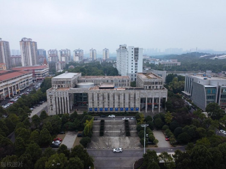 伤心!在微信上和父亲对峙,00后小伙捅死了父亲